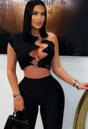 F.A.S.T Boutique ONE SHOULDER PIN DETAIL TOP(Pre-Order)