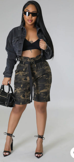 CAMO BERMUDA SHORTS W/BELT